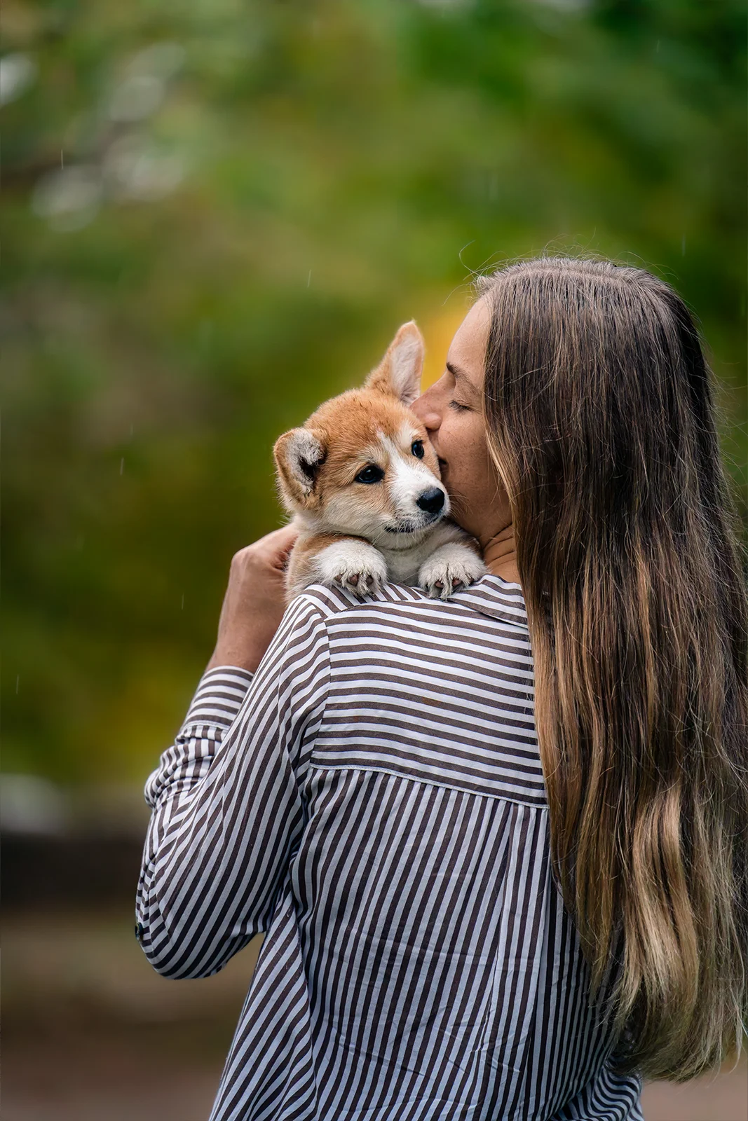 Femme tenant son petit chien contre elle en forêt à Laxou
