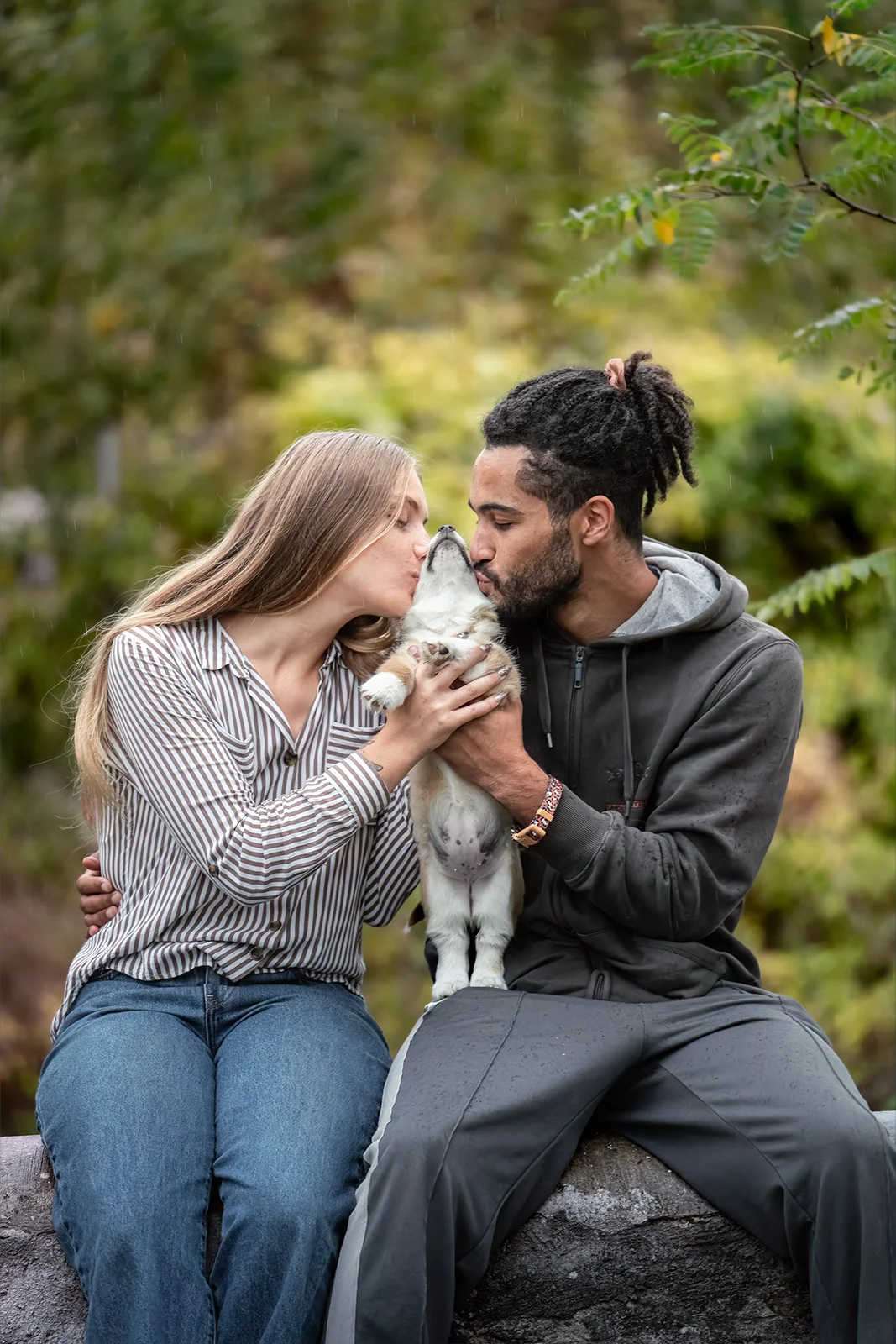 Couple assis en forêt avec leur nouveau chien à Laxou