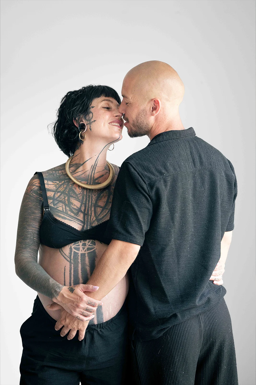 Couple enlacé lors d'une séance photo en studio sur fond clair à Pont-à-Mousson