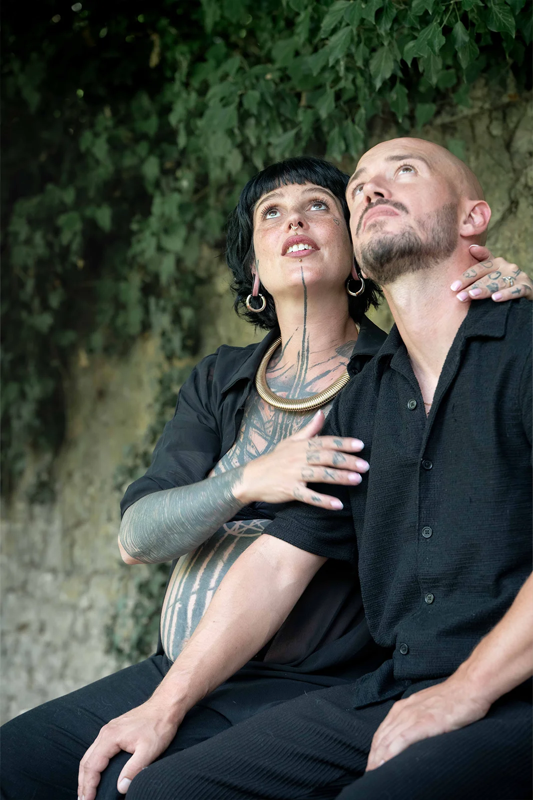 Portrait d'un couple assis en extérieur près de la Moselle, dans une ambiance intimiste