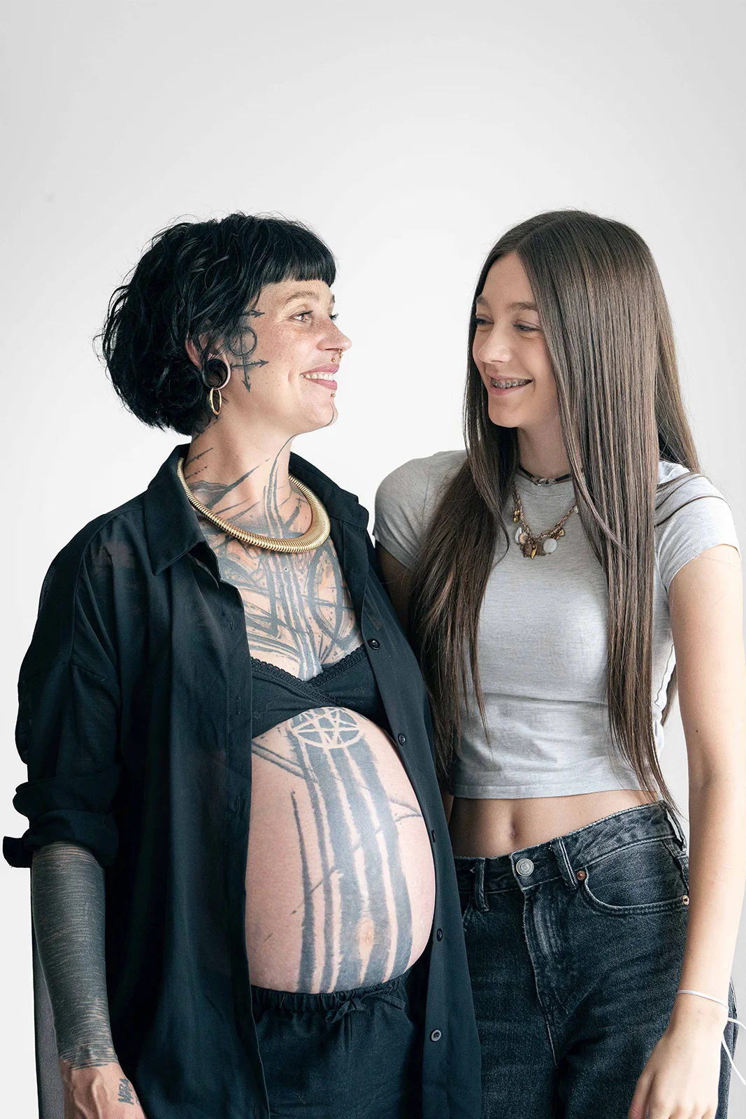 Portrait de deux femmes, dont une femme enceinte, devant un fond clair à Pont-à-Mousson
