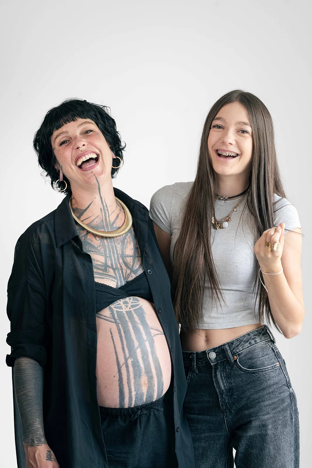 Deux femmes posant ensemble et souriant lors d'une séance photo de famille à Pont-à-Mousson
