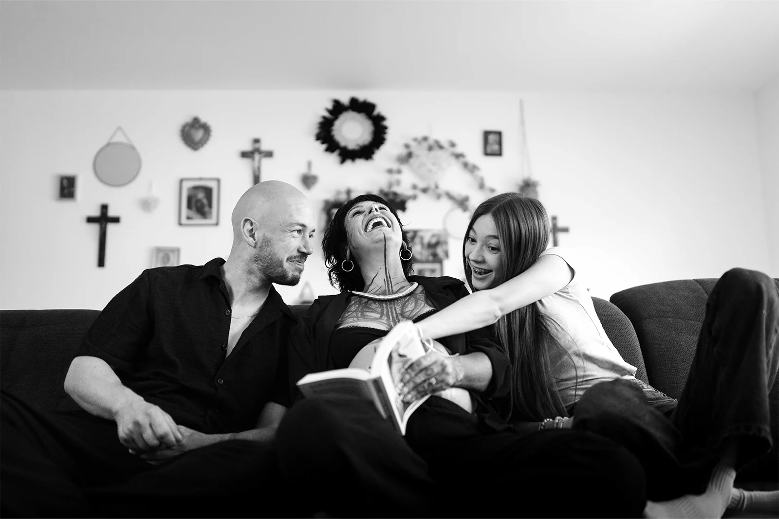 Portrait de famille en noir et blanc, réunie sur un canapé à Pont-à-Mousson